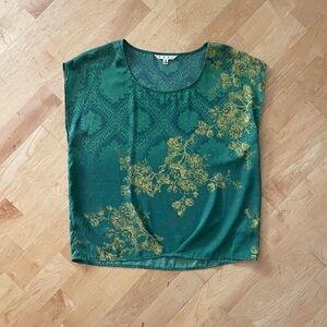 💚CABI green and gold floral print top with flowy fit